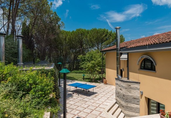 The inner courtyard features a ping pong table - Il Vignale