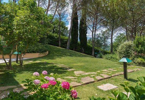 The well-maintained English lawn surrounds the villa - Il Vignale