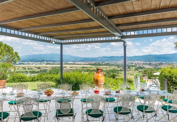 The spacious gazebo shades the long dining table - Il Vignale