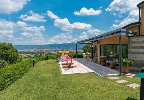 The park that surrounds the villa is completely fenced - Il Vignale