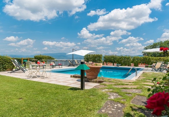 The sunbathing area surrounds the pool - Il Vignale