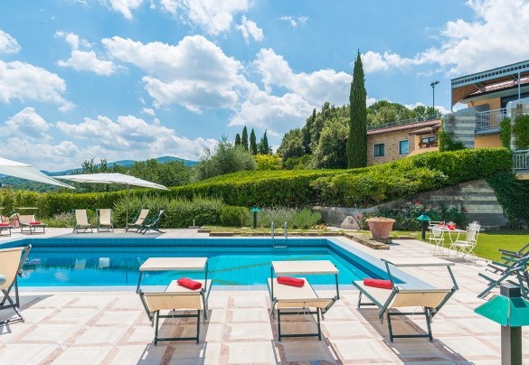 The sunbathing area is equipped with various loungers - Il Vignale