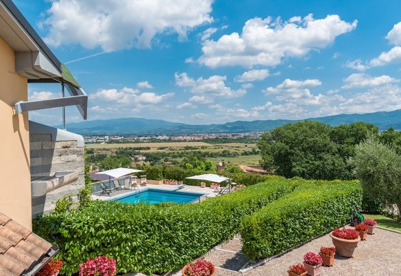 The Tuscan hills stand out on the horizon - Il Vignale
