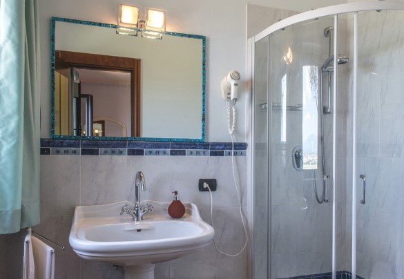 The charming en-suite bathroom with a shower - Il Vignale