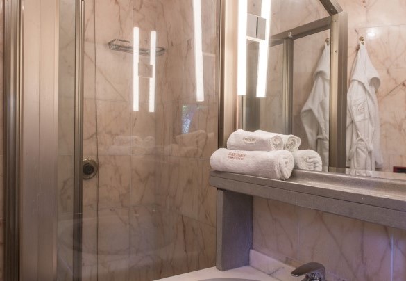 The en-suite bathroom with a marble-dominated shower - Il Vignale