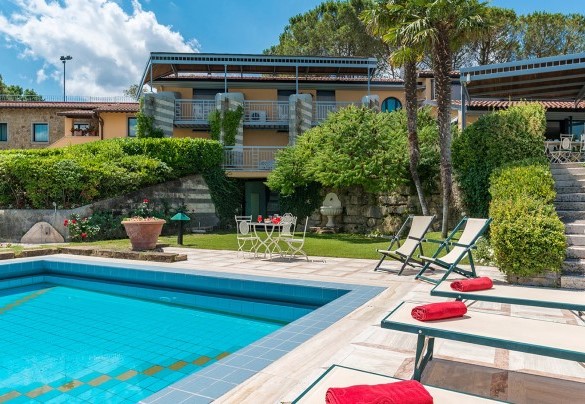 Just a few steps separate the villa and the pool - Il Vignale
