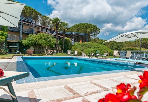 The pool is lined with tiles - Il Vignale