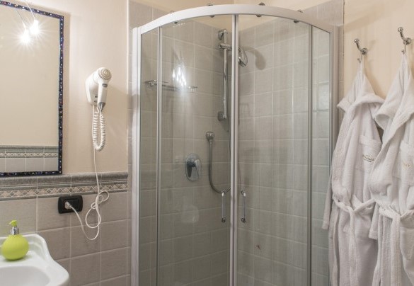 The refined en-suite bathroom with a shower - Il Vignale
