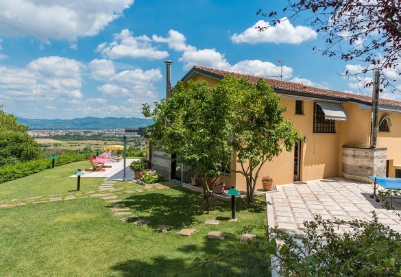 The park that surrounds the villa is completely fenced - Il Vignale