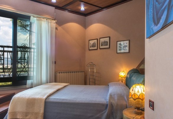 The corner master bedroom with a terrace - Il Vignale