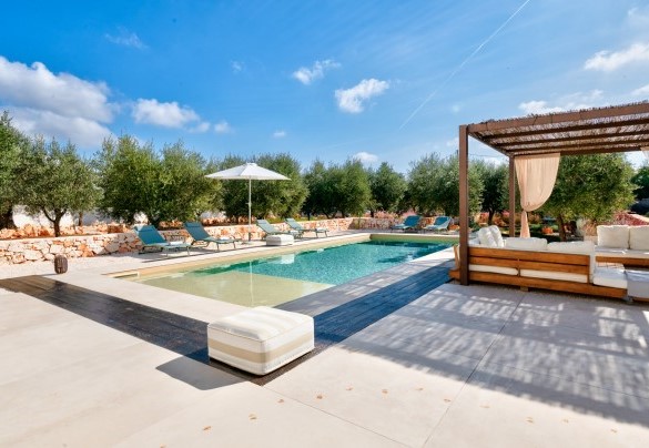Il salottino esterno sotto il gazebo affaccia sulla piscina - Kapoka