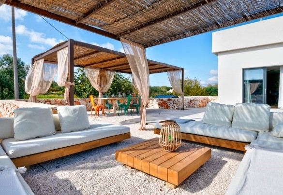Il salottino esterno sotto il gazebo affaccia sulla piscina - Kapoka
