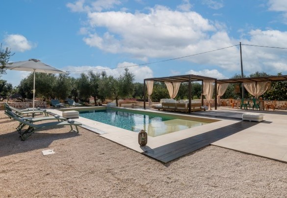 Il salottino esterno e la zona pranzo con affaccio sulla piscina - Kapoka