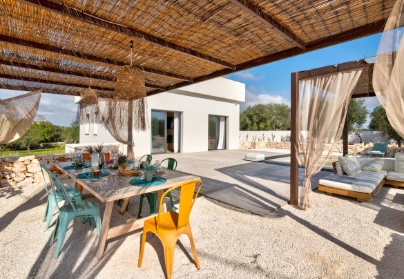 Il tavolo da pranzo sotto il gazebo - Kapoka