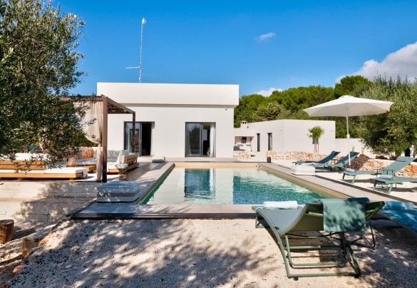 La piscina si trova a pochi metri dalla villa - Kapoka