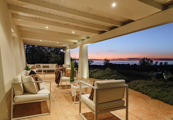 Zona living esterna al tramonto - Kyvos