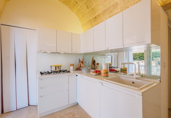 La cucina dalla quale si accede alla zona pranzo esterna - Kyvos