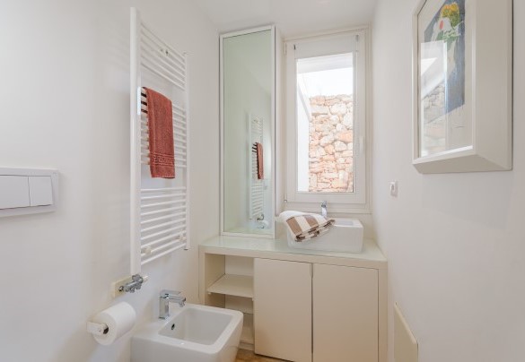 Bagno en suite con doccia n. 5 al piano interrato – Kyvos
