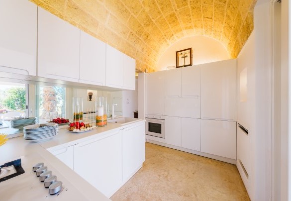 La cucina dalla quale si accede alla zona pranzo esterna - Kyvos