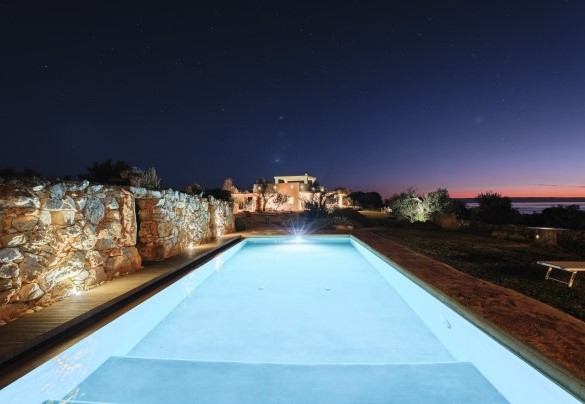 La piscina al tramonto – Kyvos