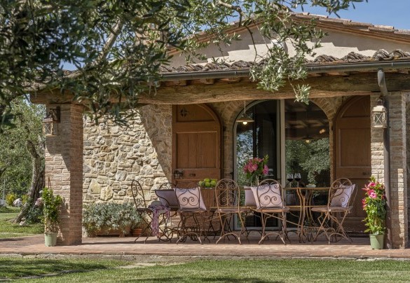 Il portico con tavolo da pranzo all'ingresso del casale - L'Oliveta