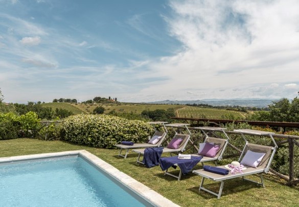 La campagna tra Firenze e Siena fa da sfondo alla piscina - L'Oliveta