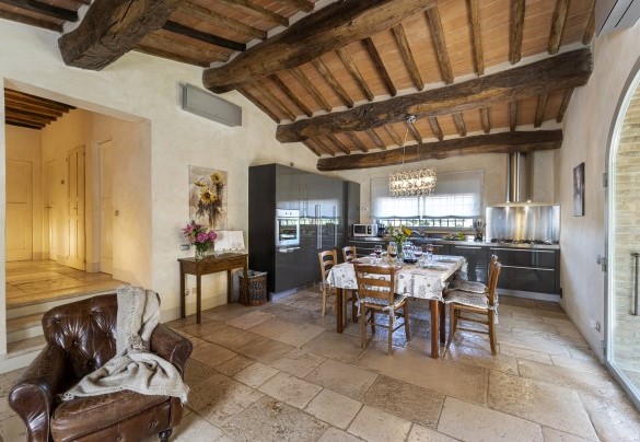 Salotto, sala da pranzo e cucina in open space - L'Oliveta
