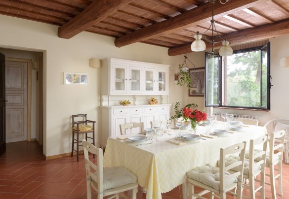La sala da pranzo, dove è situato il caminetto con cucina accessoriata – L’Ovile