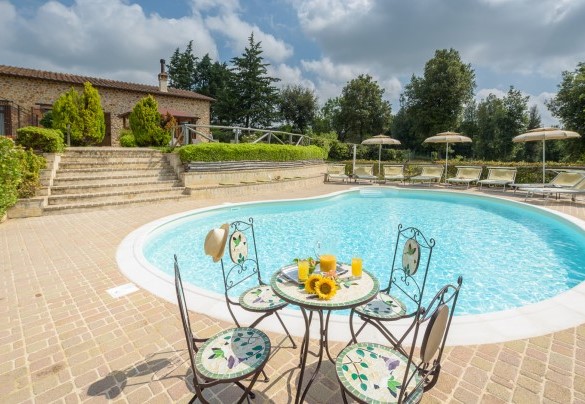 La piscina ha una simpatica forma curvilinea, comunemente definita “a fagiolo” – L’Ovile