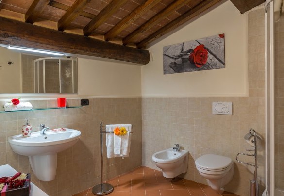 En-suite bathroom with shower on the first floor – L’Ovile