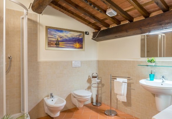 En-suite bathroom with shower on the first floor – L’Ovile