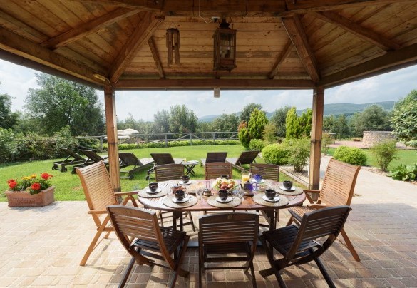 Ombrelloni, lettini e tavolini costituiscono l’arredamento della zona solarium situata intorno alla piscina che è dotata di doccia solare esterna calda – L’Ovile