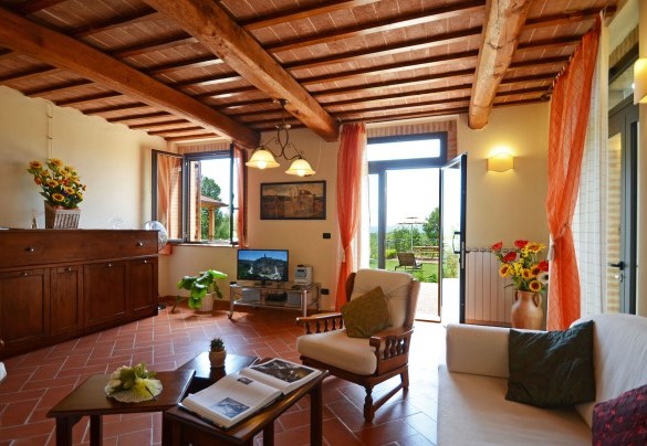 A destra si accede alla sala da pranzo, dove è situato il caminetto con cucina accessoriata – L’Ovile