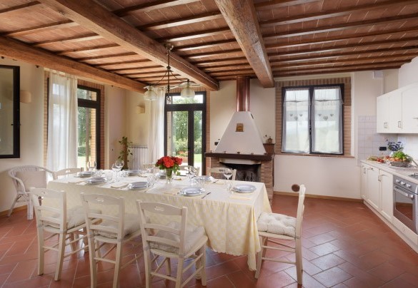 Sia il salotto che la cucina sono dotati di due porte-finestra che consentono l’accesso diretto all’esterno – L’Ovile
