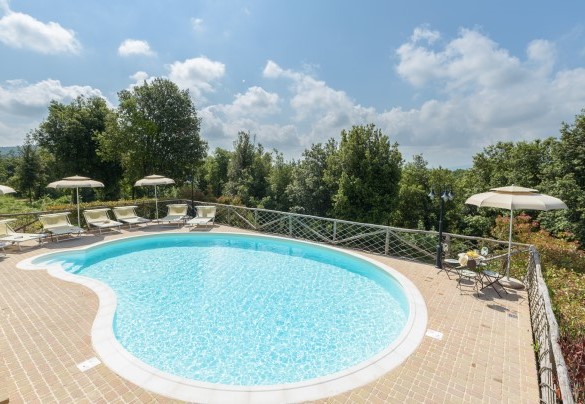 La piscina ha dimensioni 11x7,3 m e il diametro minimo in prossimità della scala che consente l’accesso in vasca è di 4,80 m – L’Ovile
