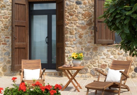 Il casale, in posizione separata e indipendente dall’azienda agricola, è stato recentemente restaurato con materiali di recupero – L’Ovile