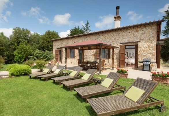 I lettini e un'amaca distribuiti nel giardino panoramico consentono piacevoli momenti di relax – L’Ovile