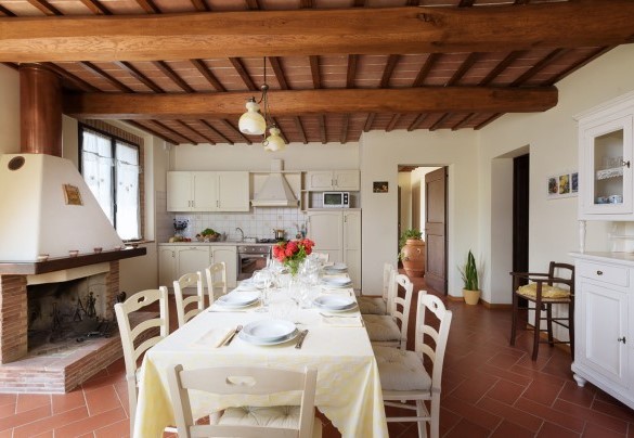 La sala da pranzo, dove è situato il caminetto con cucina accessoriata – L’Ovile