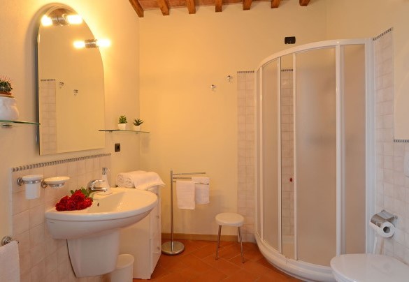 Bagno con doccia al piano terra– L’Ovile