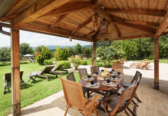 La zona pranzo all’aperto con adiacente barbecue – L’Ovile