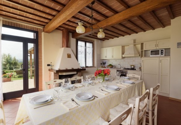 La sala da pranzo, dove è situato il caminetto con cucina accessoriata– L’Ovile