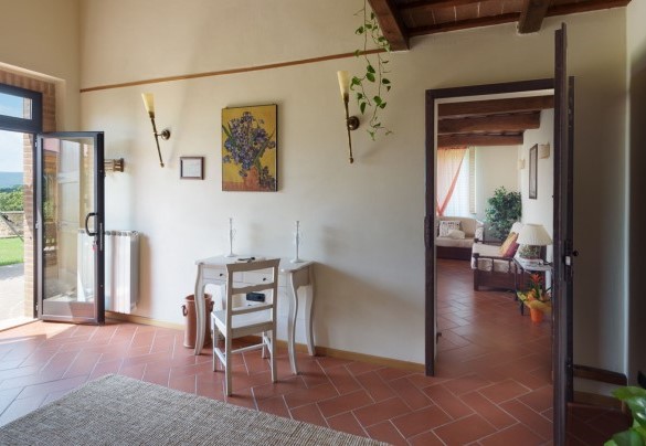 L’ingresso: a sinistra è situato il salotto – L’Ovile