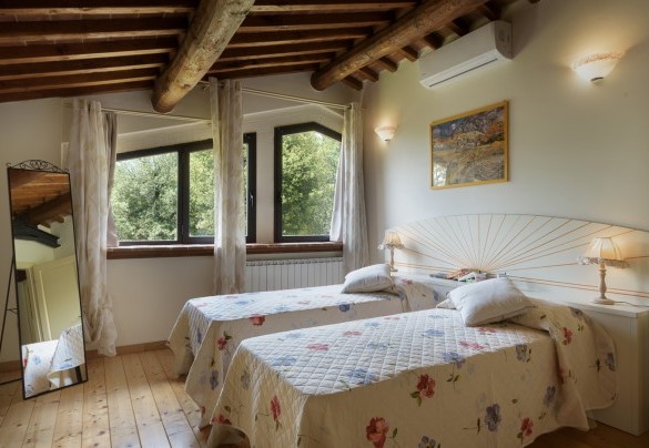 Twin bedroom with joinable beds with en-suite on the first floor – L’Ovile