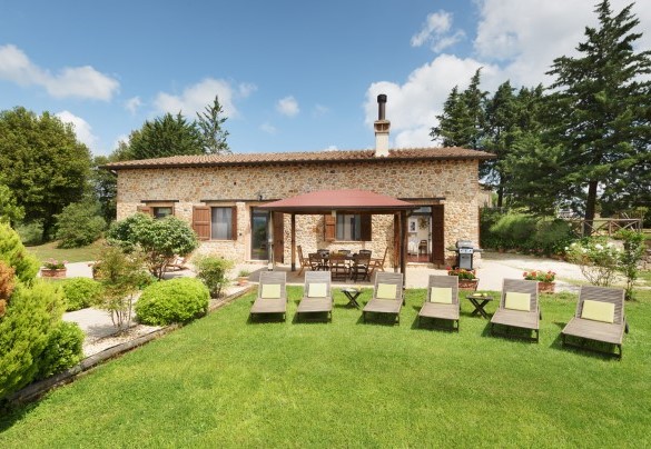La casa si sviluppa su due livelli. Dall’entrata principale si accede ad uno spazioso ingresso dal quale gli ambienti si distribuiscono simmetricamente – L’Ovile