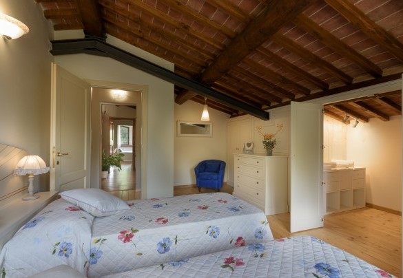 Twin bedroom with joinable beds with en-suite on the first floor – L’Ovile