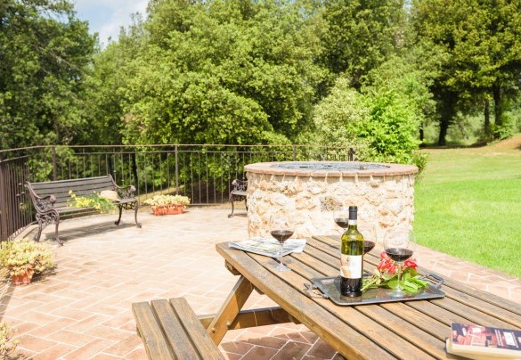 Zona relax immersa nel verde – L’Ovile