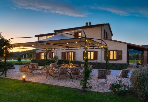The property in the warm lights of the sunset - La Buganvilla 