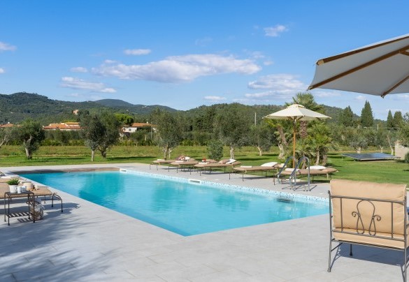 The pool is covered in light blue pvc, sanitized with salt - La Buganvilla