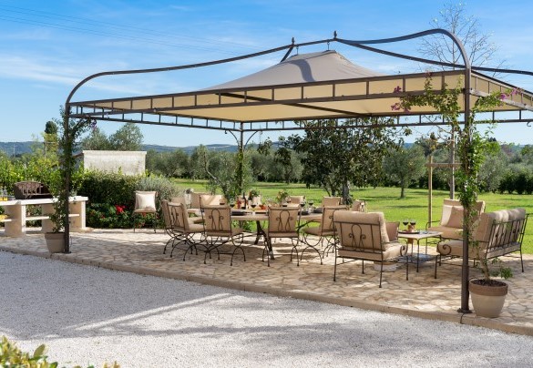 The large gazebo with dining table, barbecue and lounge - La Buganvilla