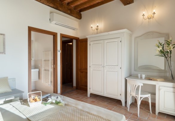 Double bedroom n.3 with en-suite bathroom and exit to the pool-side porch - La Buganvilla